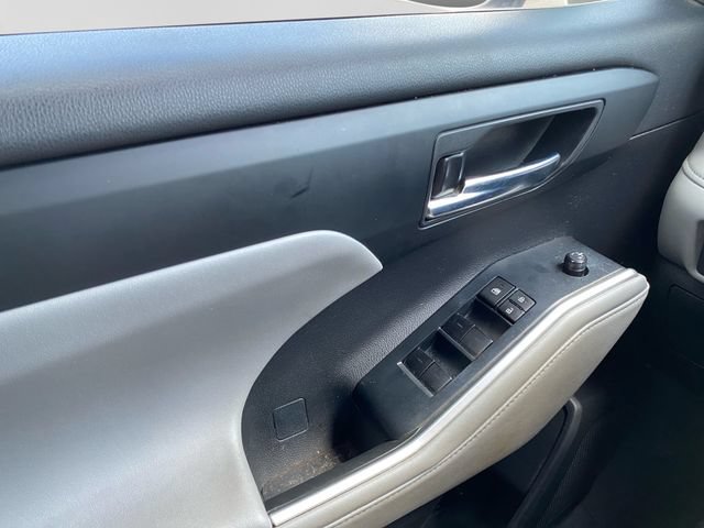 Used 2023 Toyota Highlander XLE FWD image 11