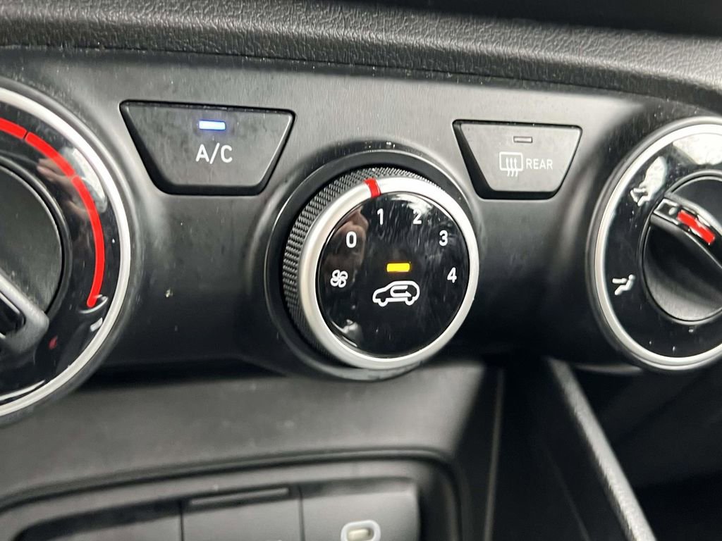 Certified 2023 Hyundai Venue SE FWD image 32