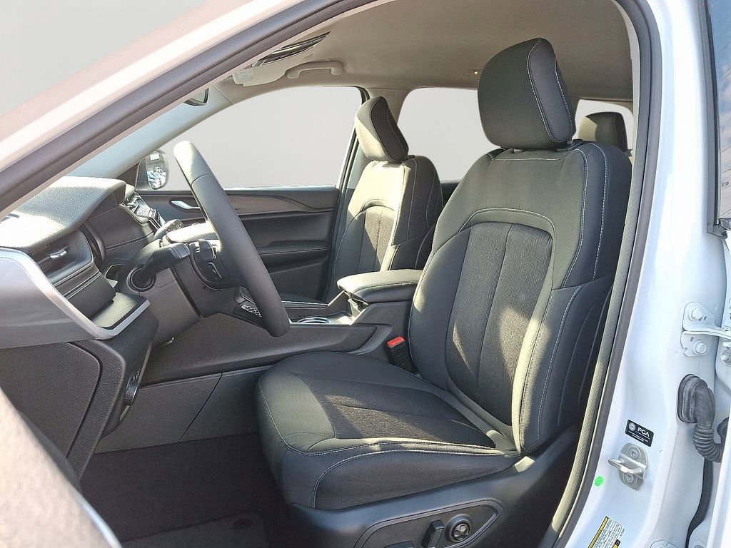 Used 2023 Jeep Grand Cherokee Laredo image 14