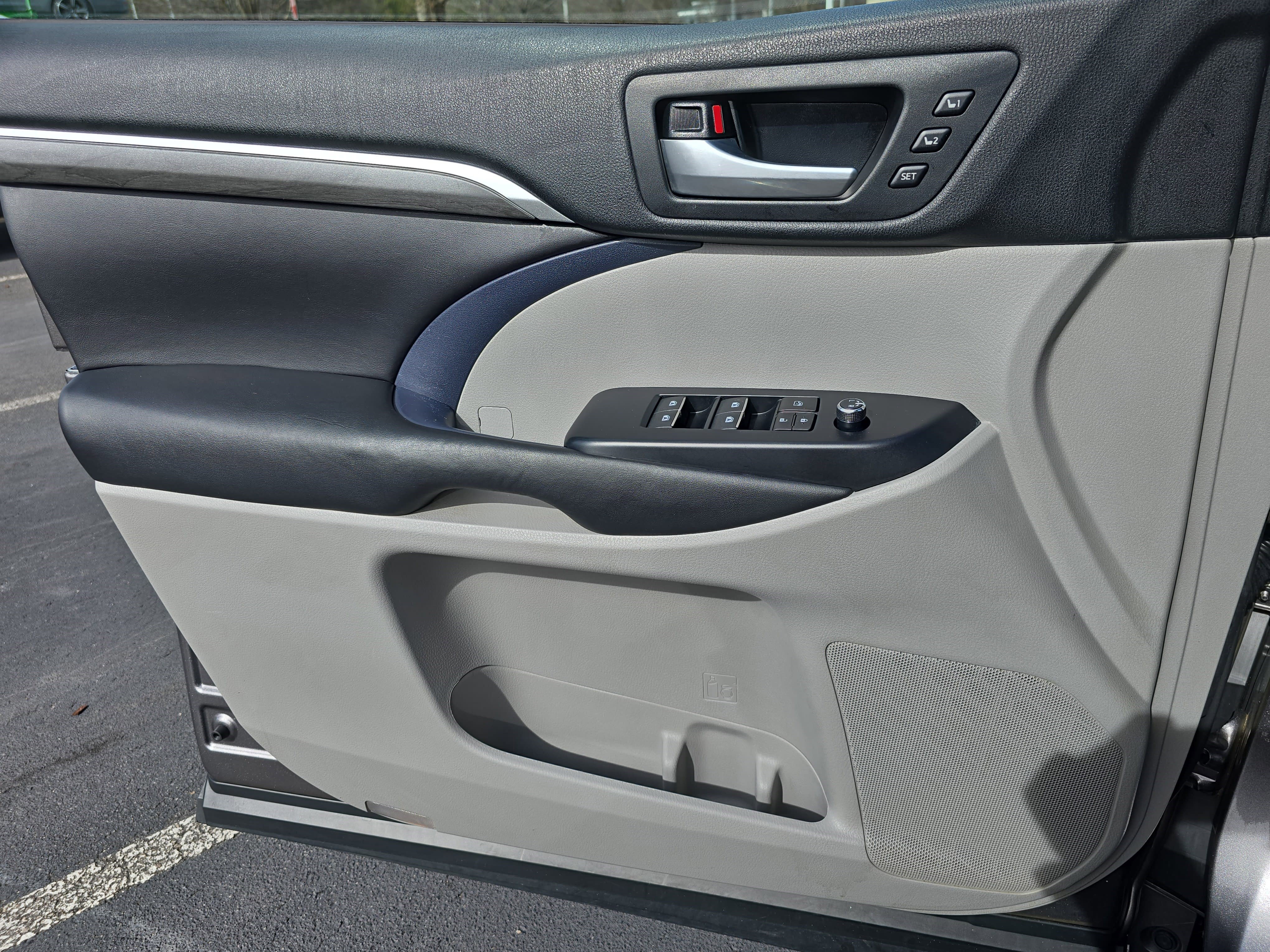 Used 2017 Toyota Highlander Limited image 28