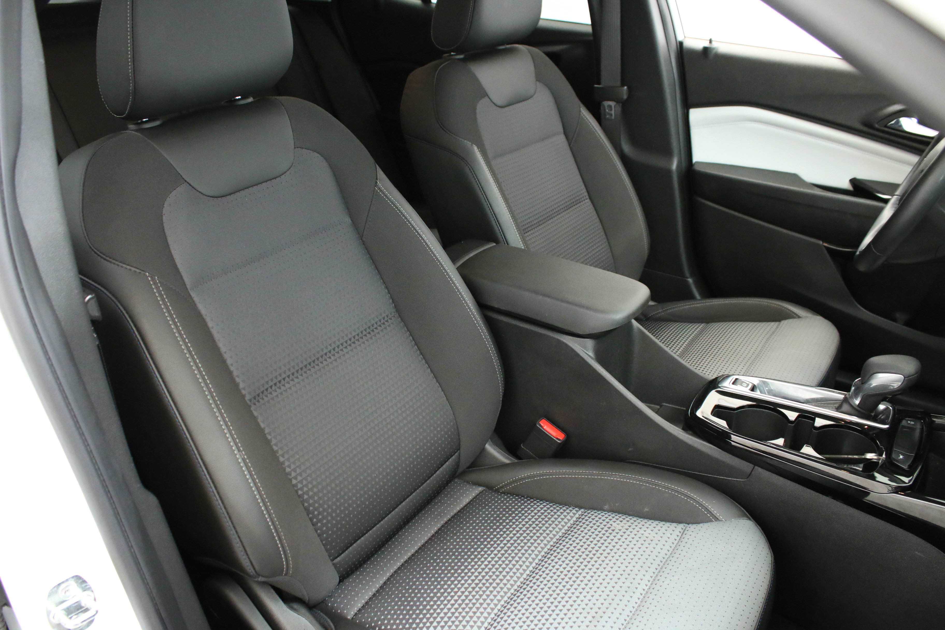 Used 2024 Chevrolet Trax LT w/ LT Convenience Package FWD image 4
