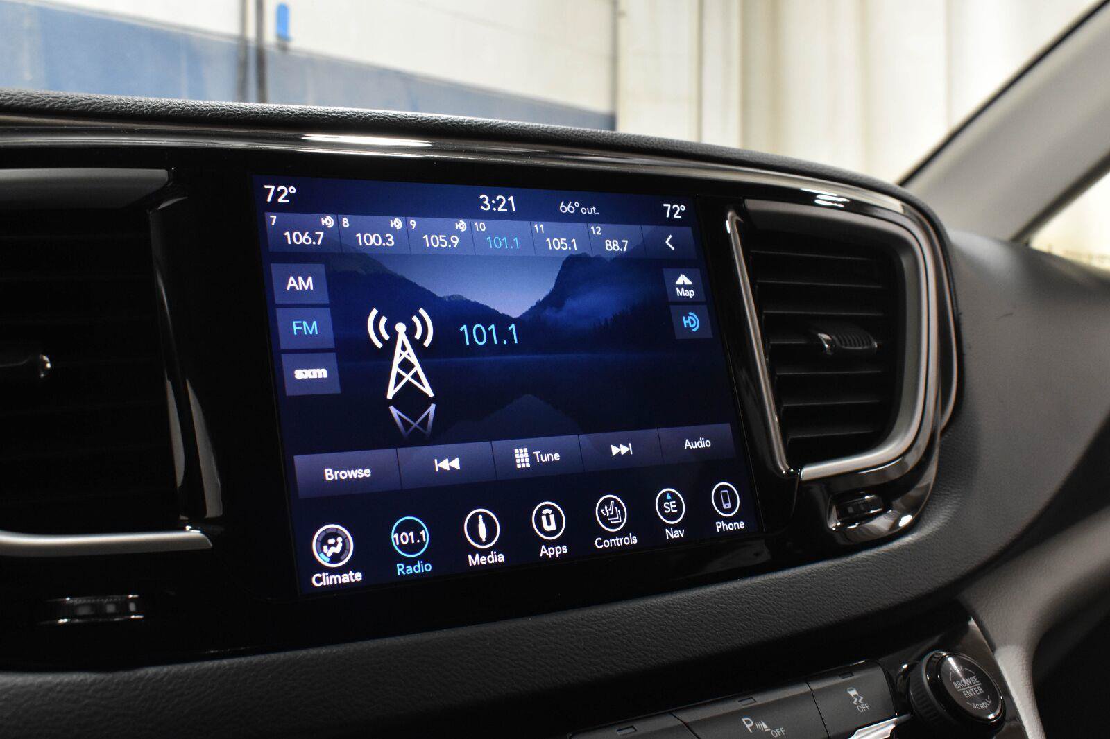 Used 2018 Chrysler Pacifica Touring-L FWD image 14