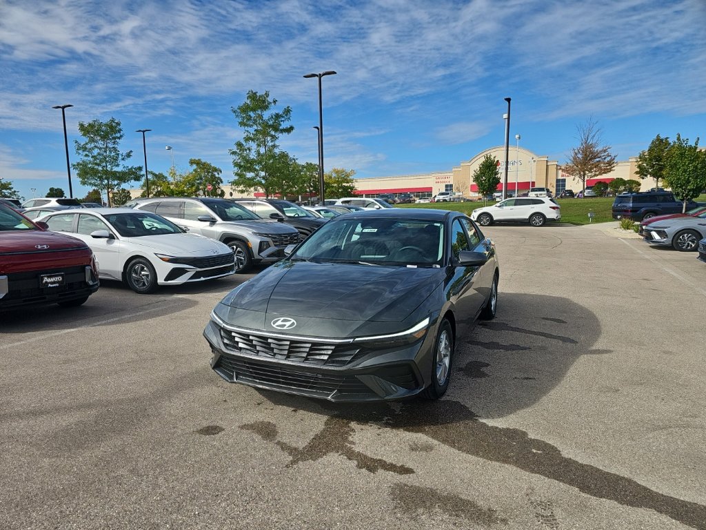 New 2026 Hyundai Elantra SE FWD image 1