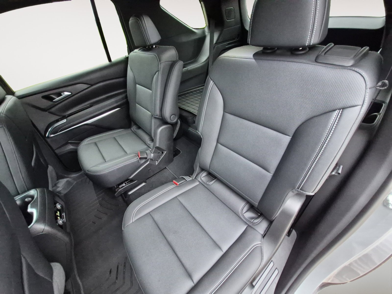 Used 2025 Chevrolet Traverse LT w/ Sun and Wheel Package FWD image 24