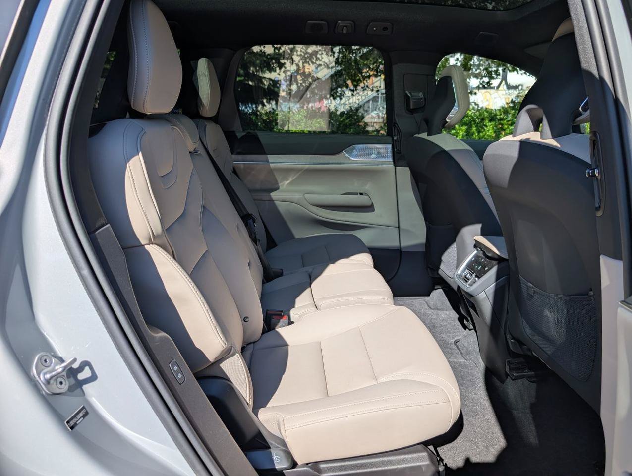 Used 2025 Volvo EX90 Ultra AWD/4WD image 17