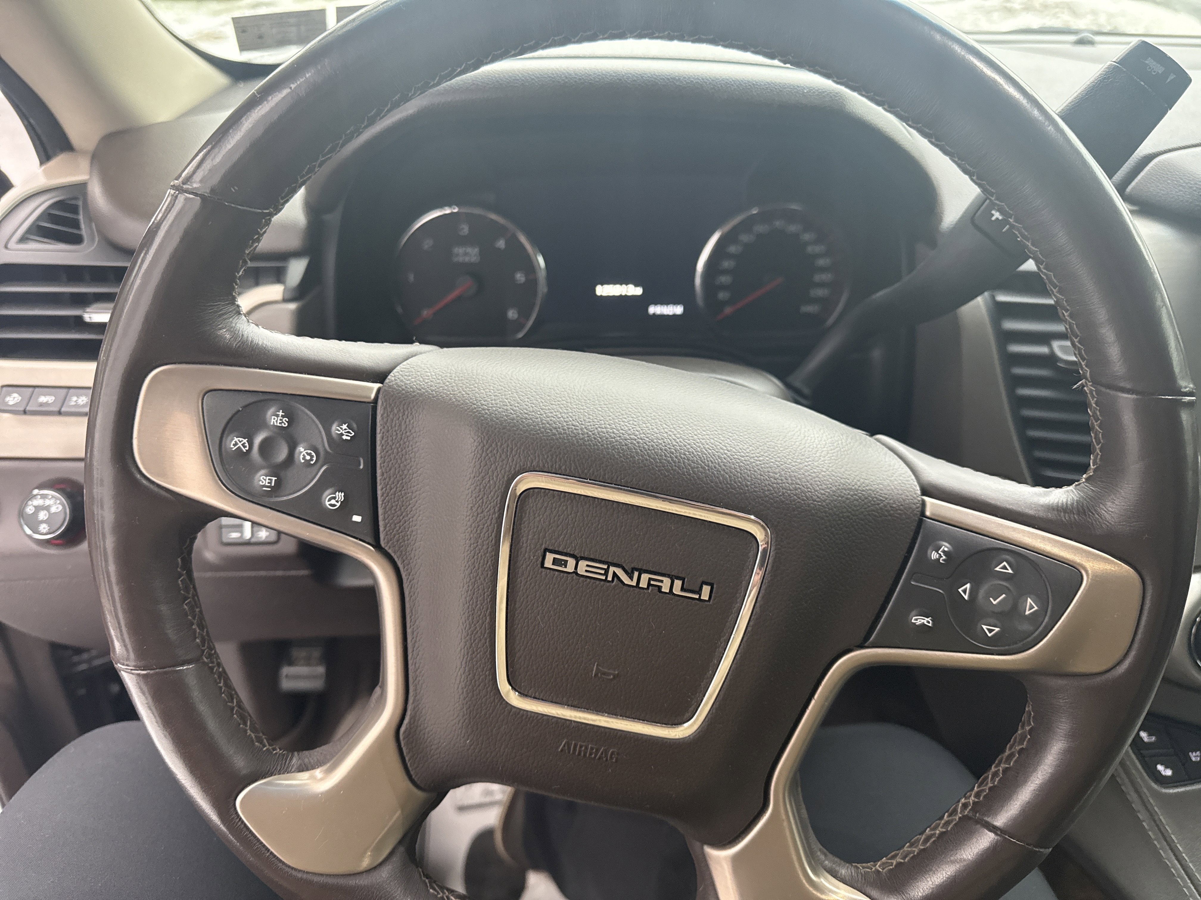 Used 2015 GMC Yukon Denali w/ Premium Package image 18