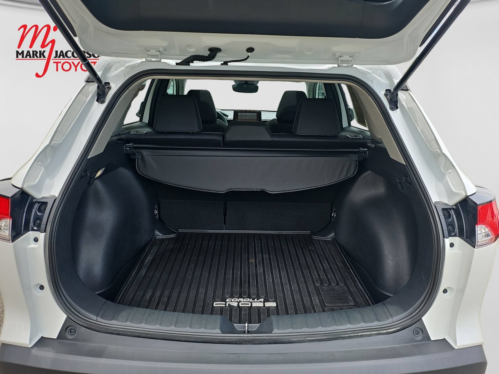 Used 2024 Toyota Corolla Cross LE w/ Moonroof Package FWD image 19