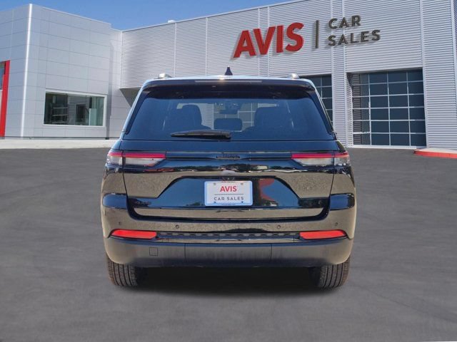 Used 2025 Jeep Grand Cherokee Altitude AWD/4WD image 9