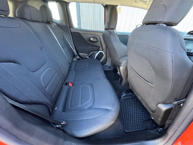 Used 2019 Jeep Renegade Latitude w/ Cold Weather Group AWD/4WD image 14