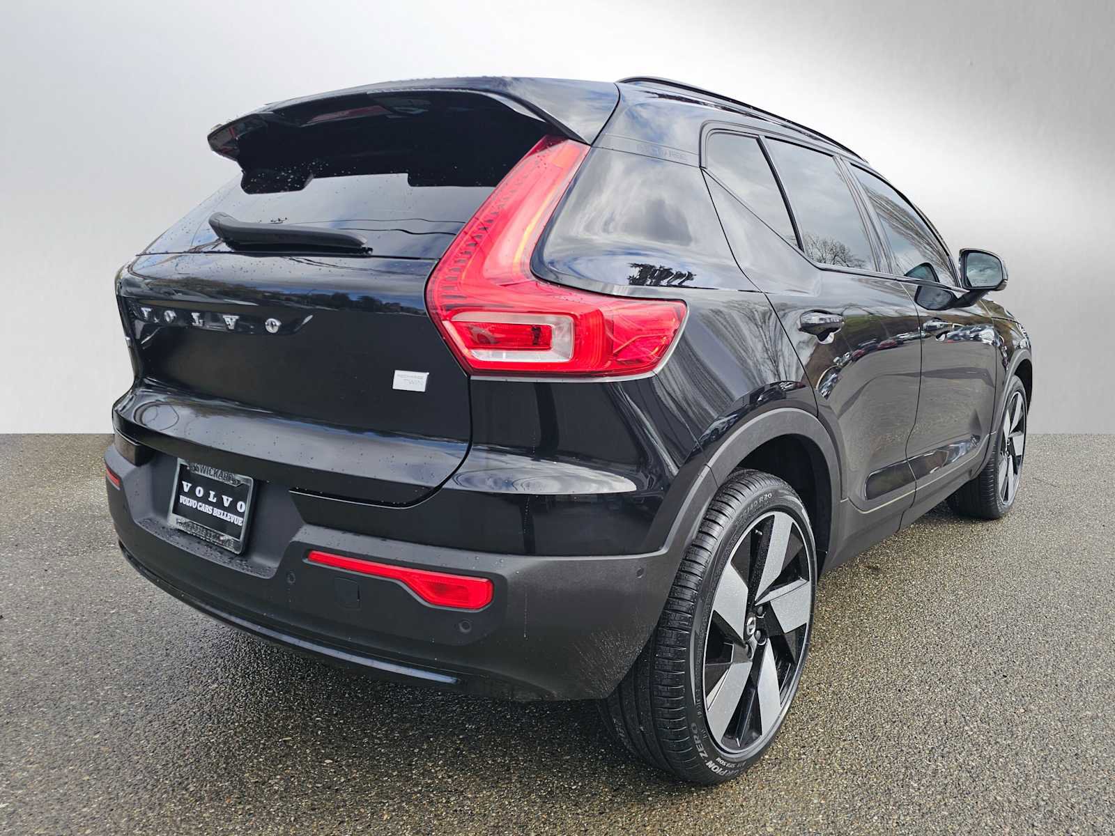 Used 2023 Volvo XC40 Recharge Ultimate image 3