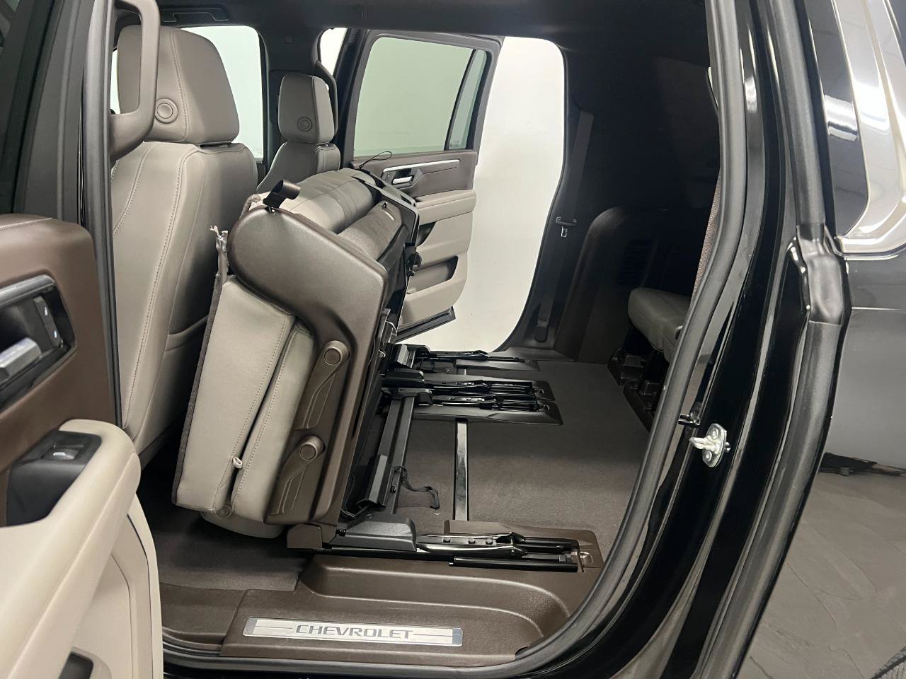 Used 2025 Chevrolet Suburban LT AWD/4WD image 34