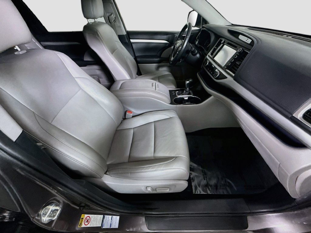 Certified 2019 Toyota Highlander XLE AWD/4WD image 32