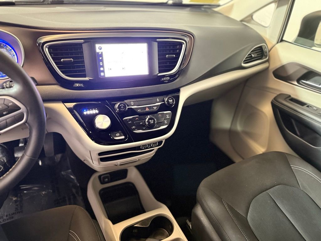 Used 2023 Chrysler Voyager LX image 16