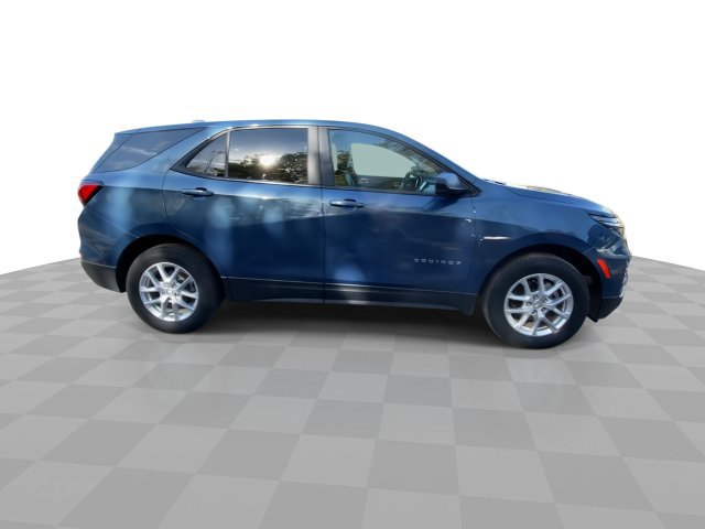Used 2024 Chevrolet Equinox LS w/ LS Convenience Package AWD/4WD image 3