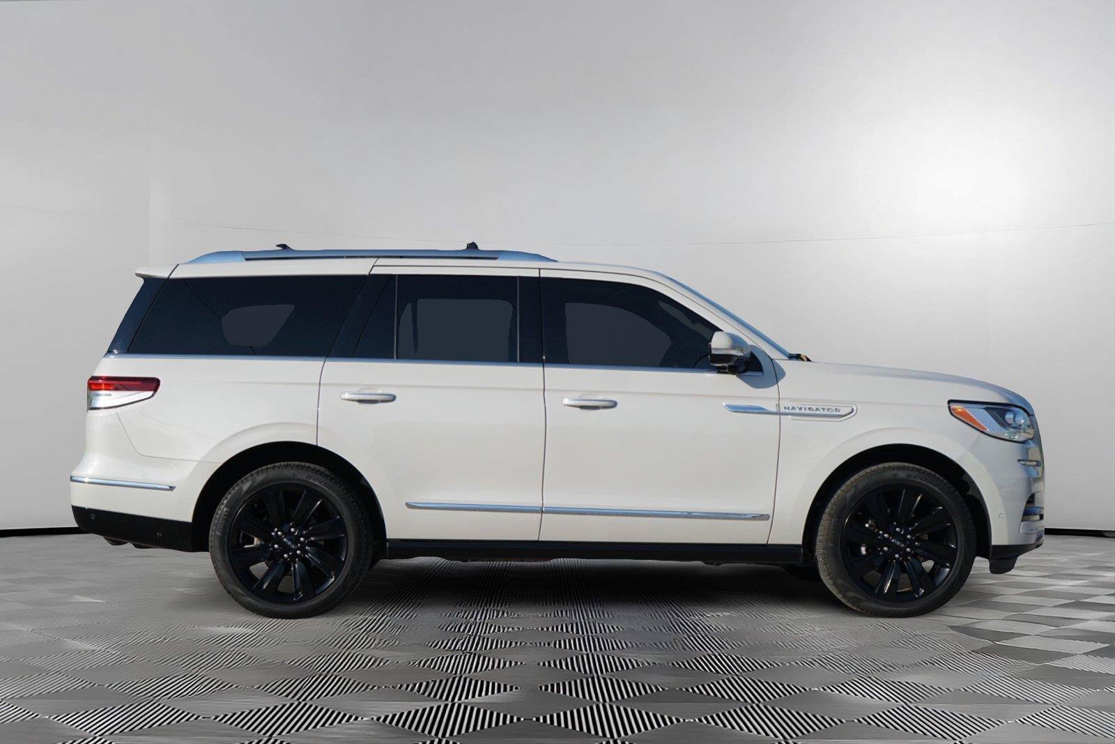Used 2024 Lincoln Navigator Reserve AWD/4WD image 4