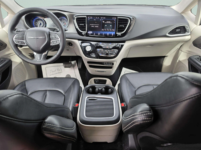 Used 2024 Chrysler Pacifica Touring-L FWD image 23