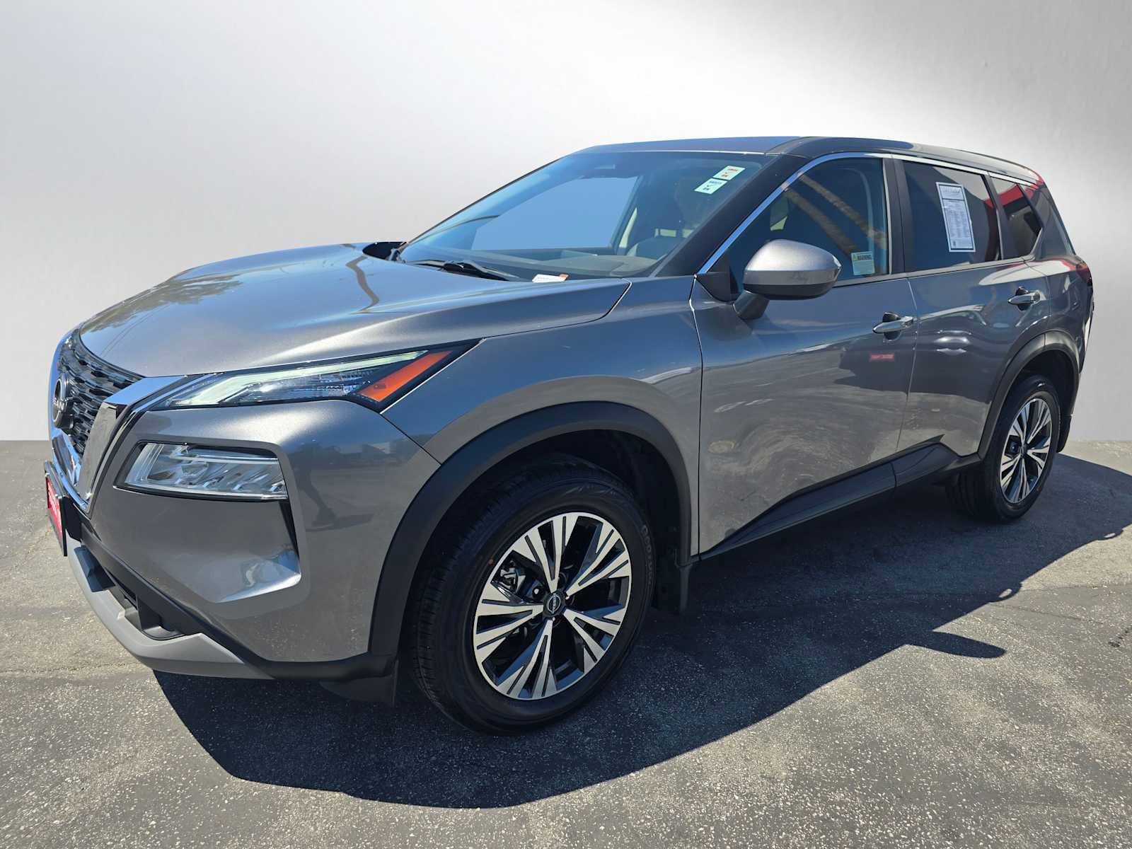 Used 2023 Nissan Rogue SV image 3