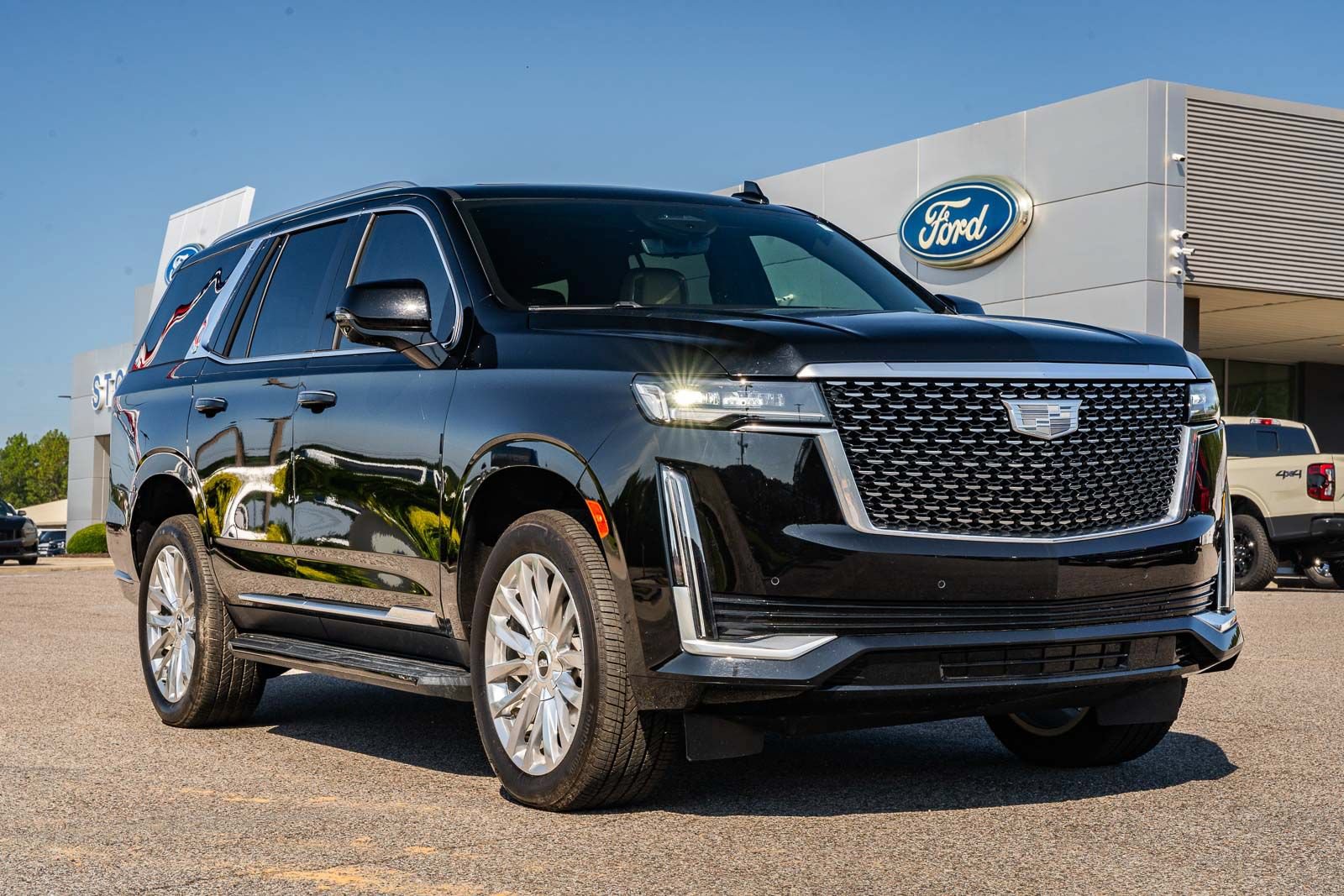 Used 2024 Cadillac Escalade Premium Luxury AWD/4WD image 1