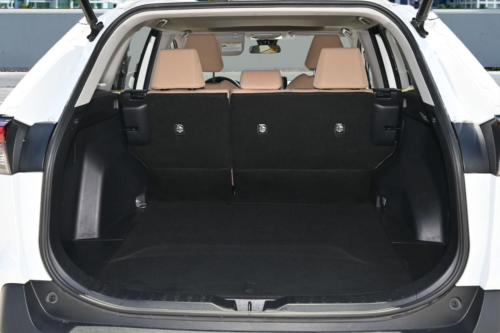 Used 2021 Toyota RAV4 XLE w/ Convenience Package FWD image 9