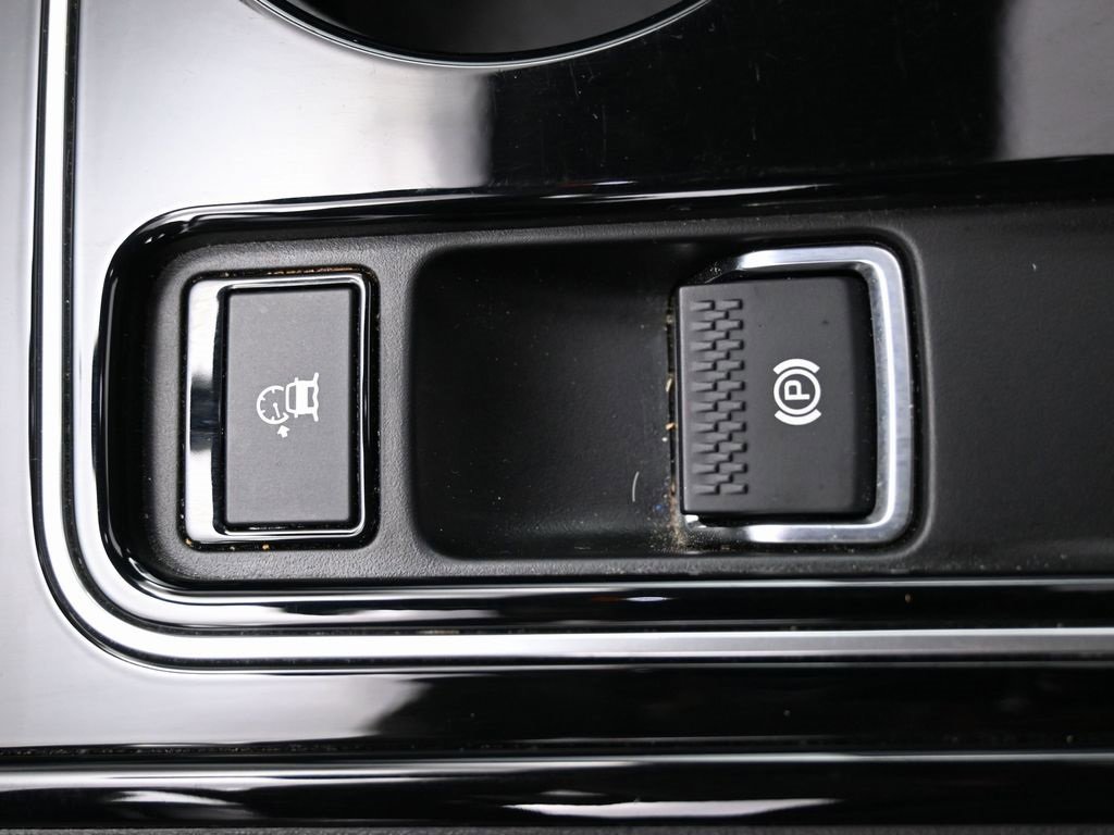 Used 2017 Jaguar XE Premium image 32