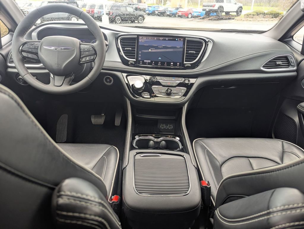 Used 2025 Chrysler Pacifica Limited FWD image 24