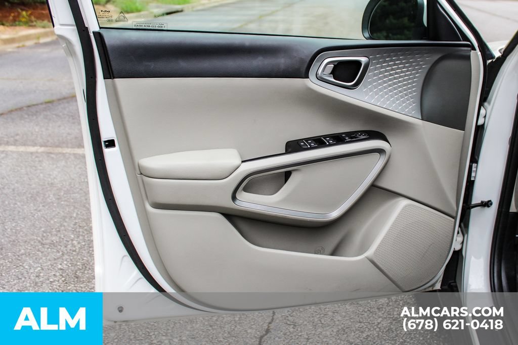 Used 2025 Kia Soul LX w/ LX Technology Package FWD image 35