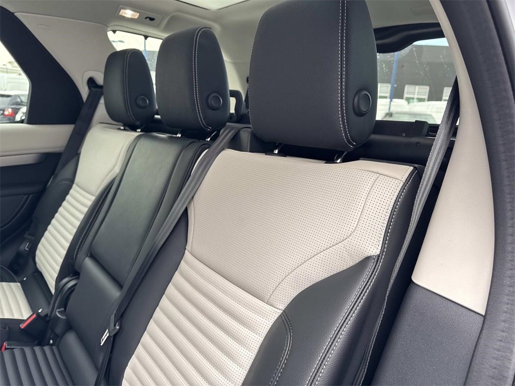 New 2026 Land Rover Discovery Limited Edition image 14