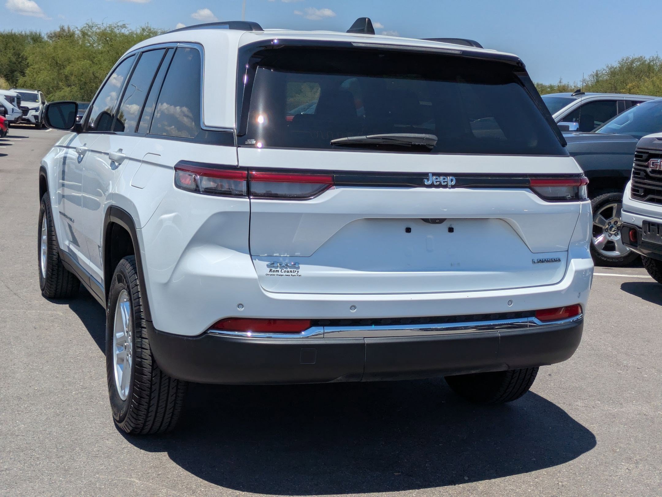 Used 2023 Jeep Grand Cherokee Laredo image 5
