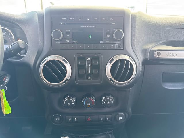 Used 2016 Jeep Wrangler Unlimited Rubicon w/ Connectivity Group image 25