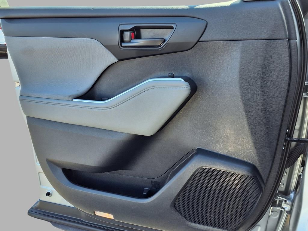 Used 2023 Toyota Highlander L image 18