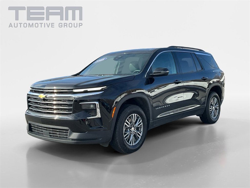 Used 2025 Chevrolet Traverse LT image 3