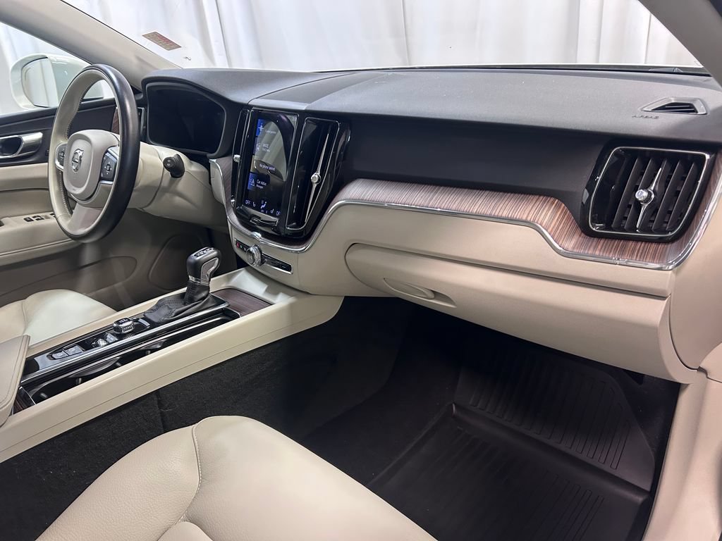 Used 2021 Volvo XC60 T5 Momentum w/ Climate Package FWD image 22