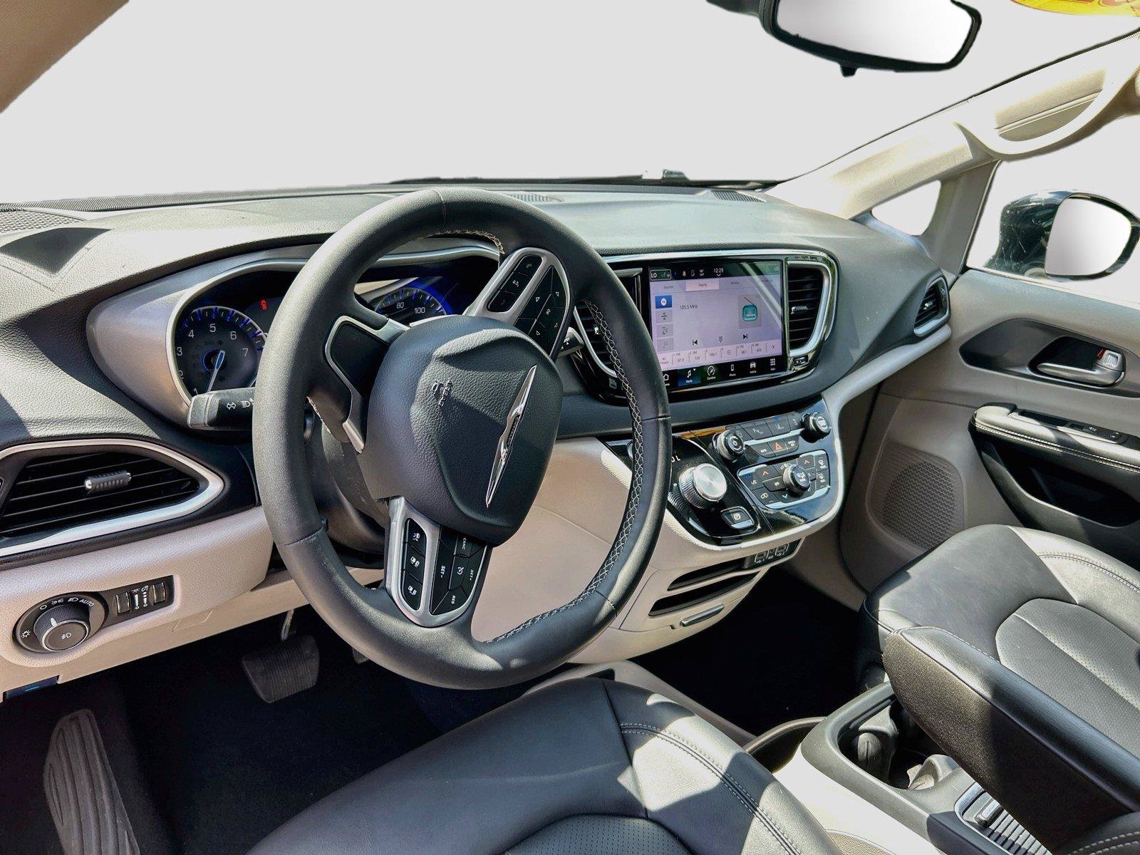 Used 2024 Chrysler Pacifica Touring-L FWD image 39