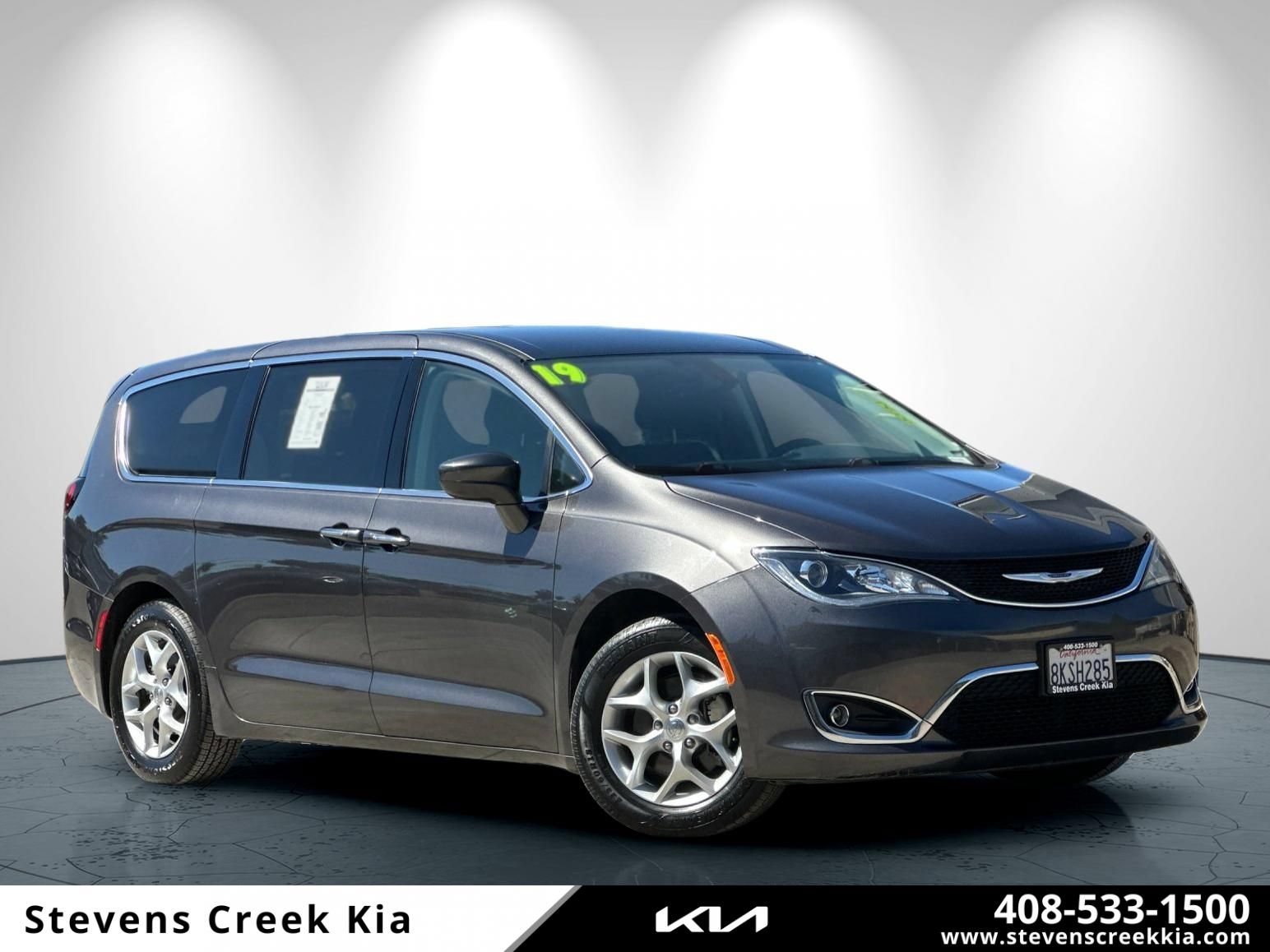 Used 2019 Chrysler Pacifica Touring Plus w/ Tire & Wheel Group FWD image 1