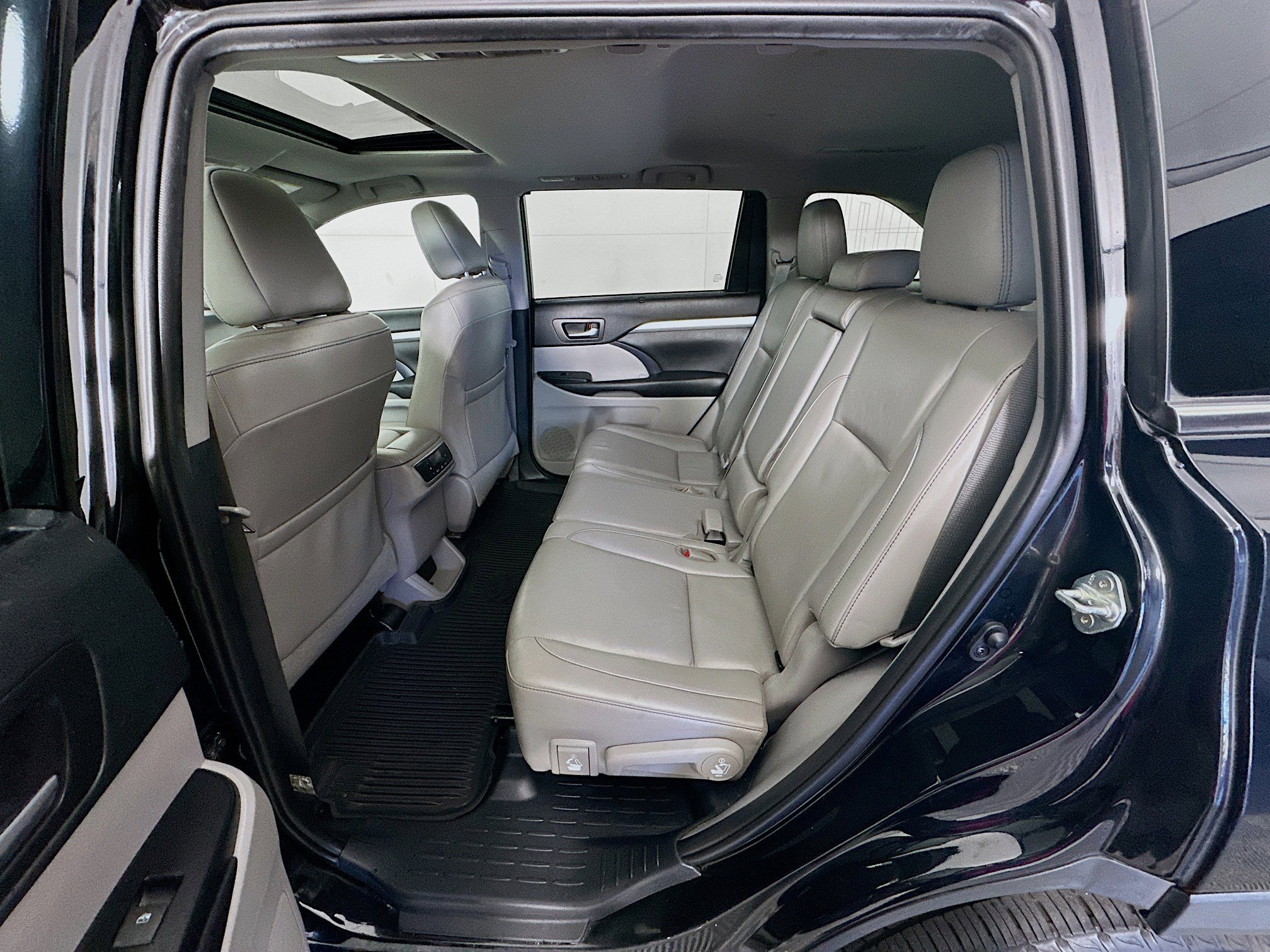 Used 2019 Toyota Highlander XLE image 30