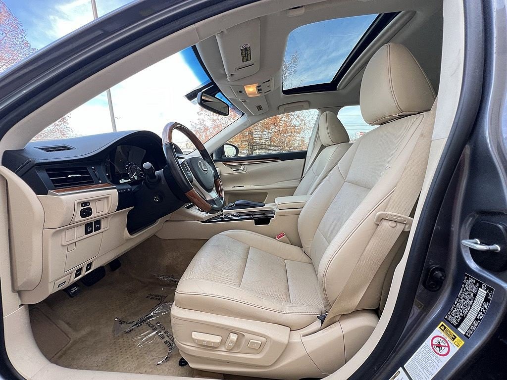 Used 2015 Lexus ES 300h image 25