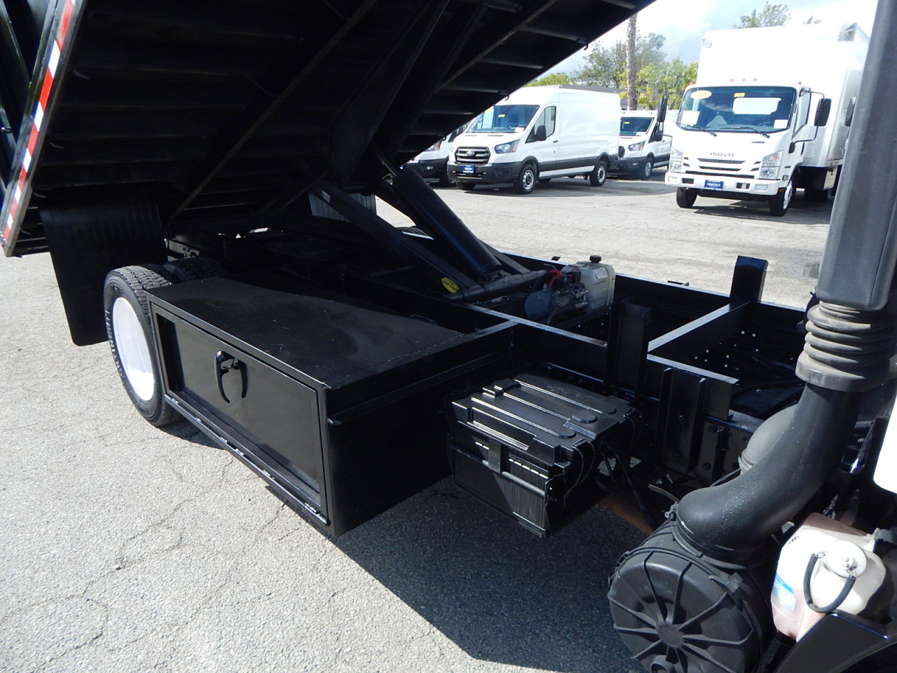 Used 2018 Isuzu NPR image 14