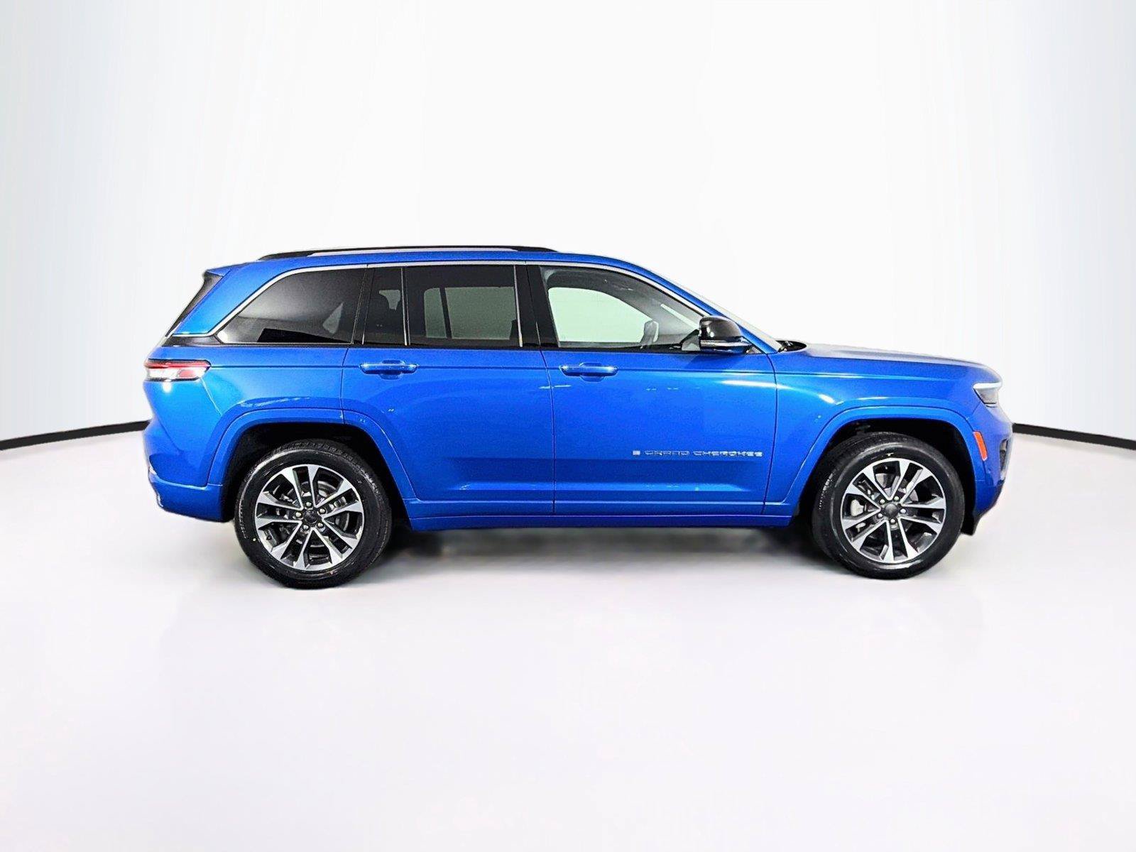 Used 2022 Jeep Grand Cherokee Overland w/ Advanced Protech Group III AWD/4WD image 12