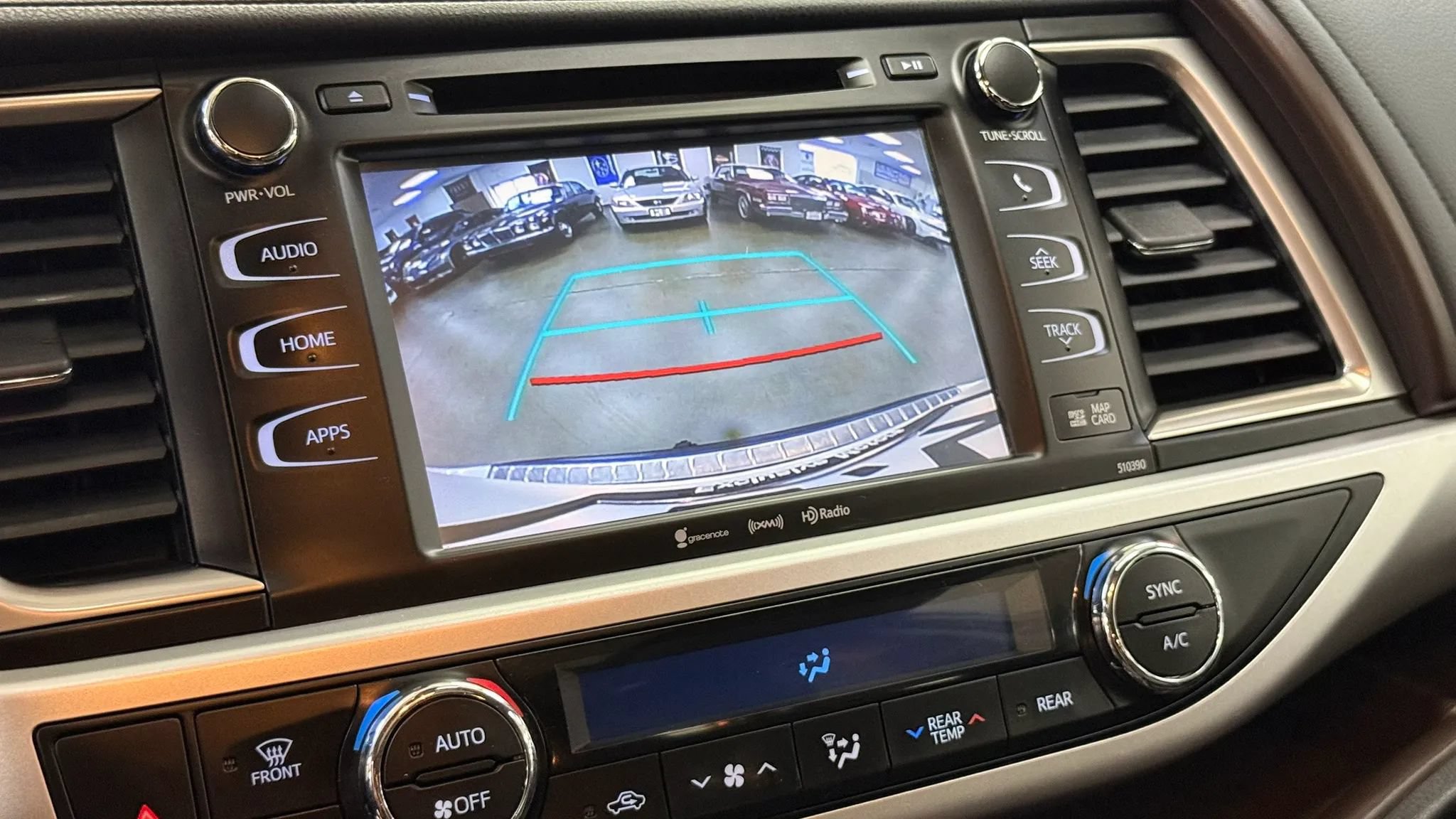 Used 2019 Toyota Highlander XLE AWD/4WD image 23