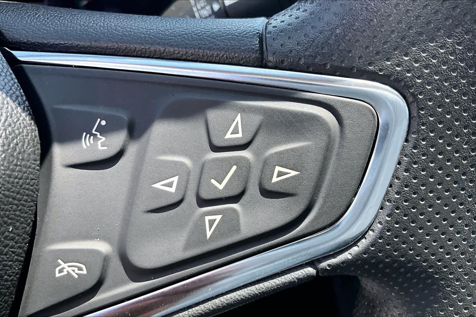 Used 2021 Chevrolet Malibu LT FWD image 32