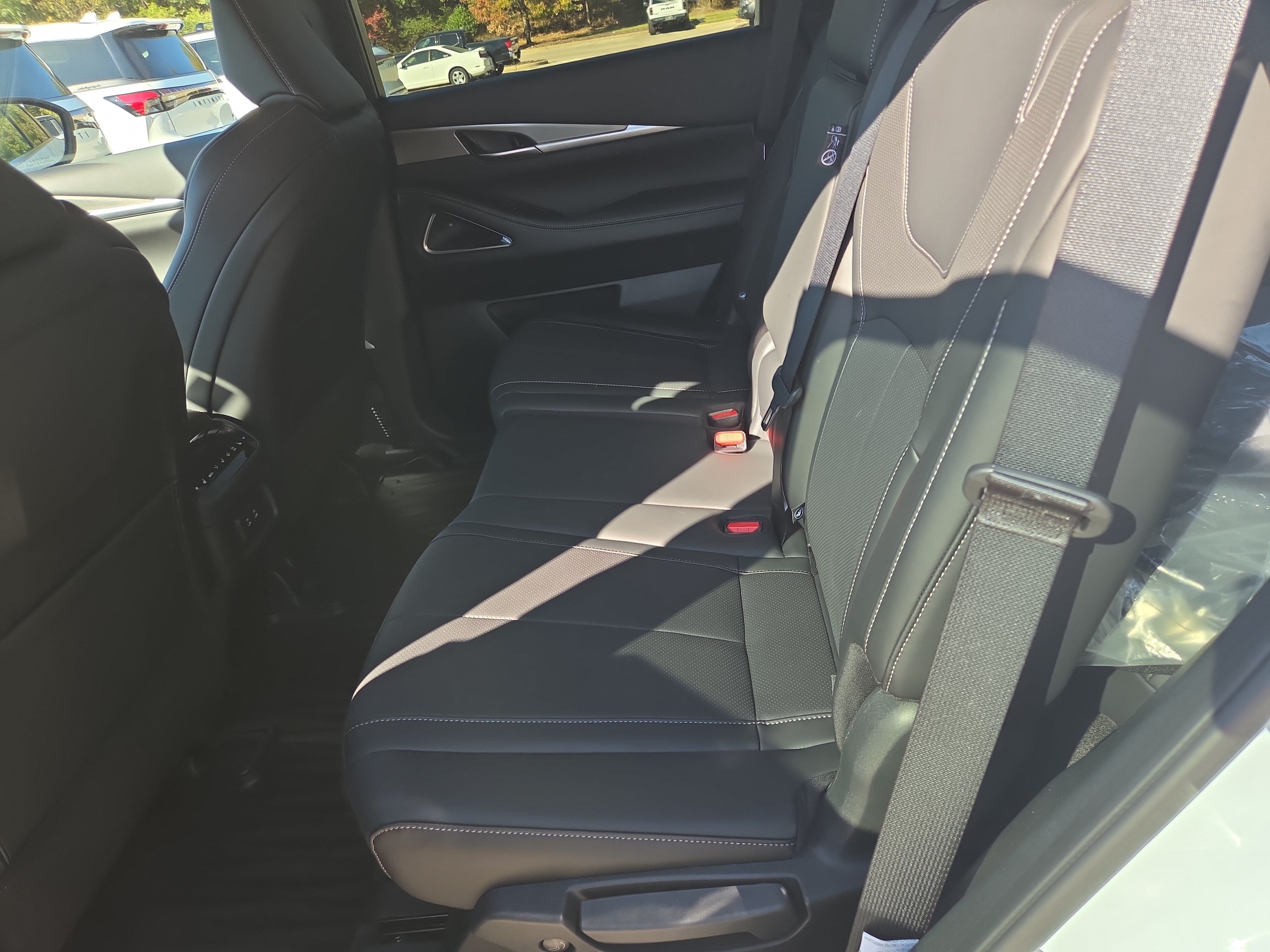 Used 2027 INFINITI QX60 Luxe w/ Cargo Package FWD image 6