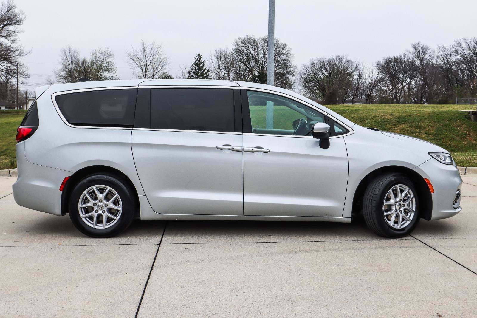 Used 2023 Chrysler Pacifica Touring-L FWD image 5