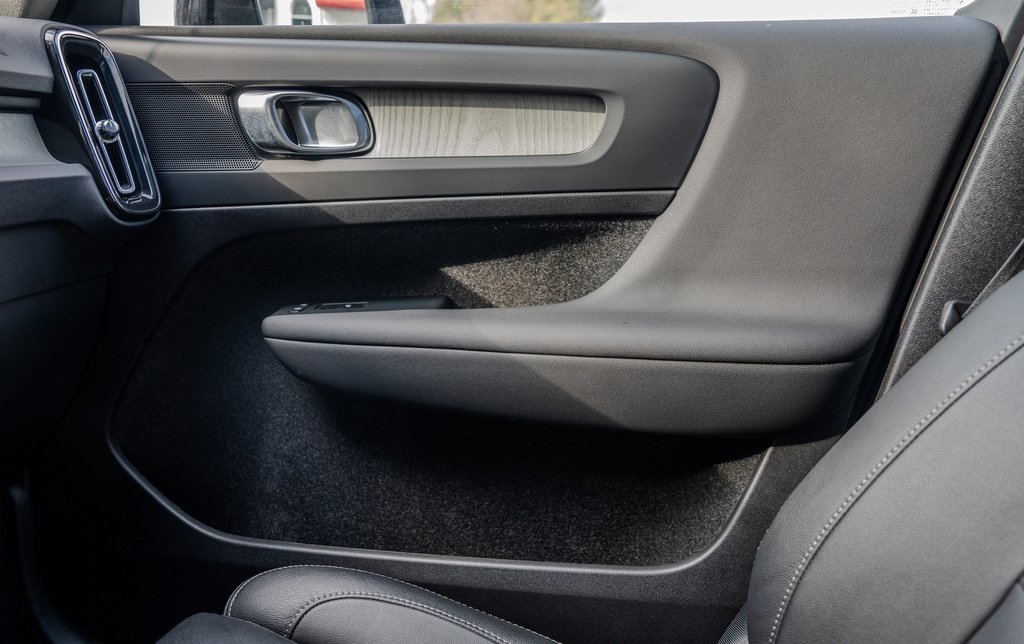 Used 2025 Volvo XC40 B5 Plus image 13