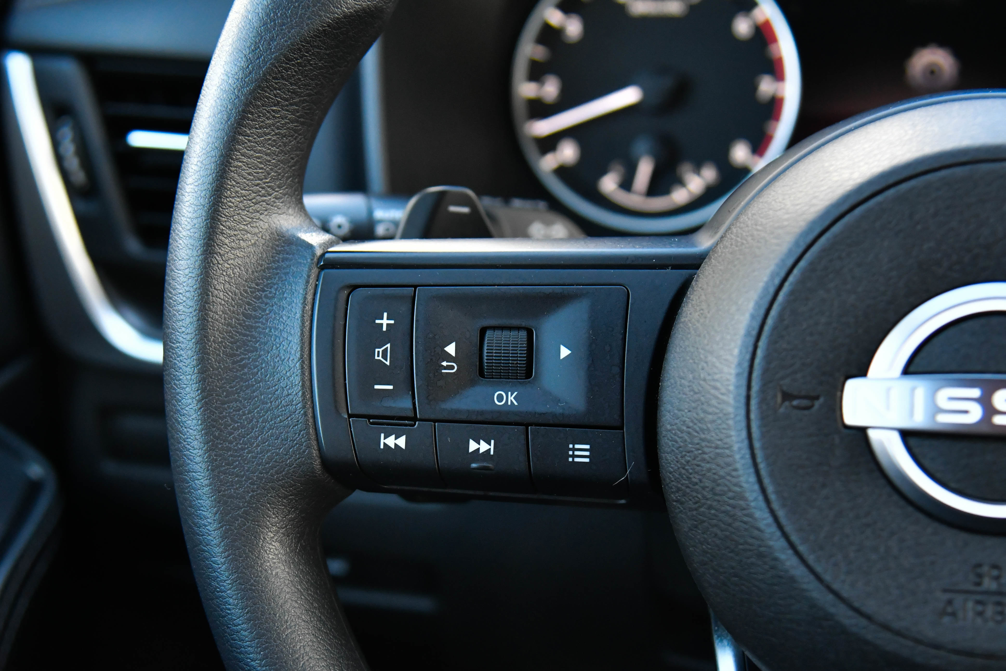 Used 2024 Nissan Rogue SV image 30