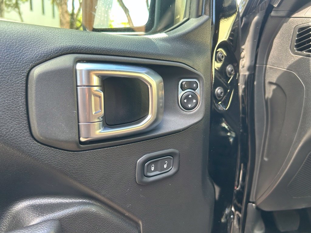 Used 2023 Jeep Wrangler Rubicon AWD/4WD image 16