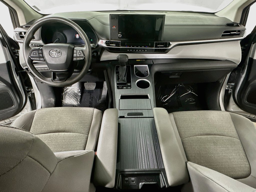 Used 2025 Toyota Sienna LE FWD image 19