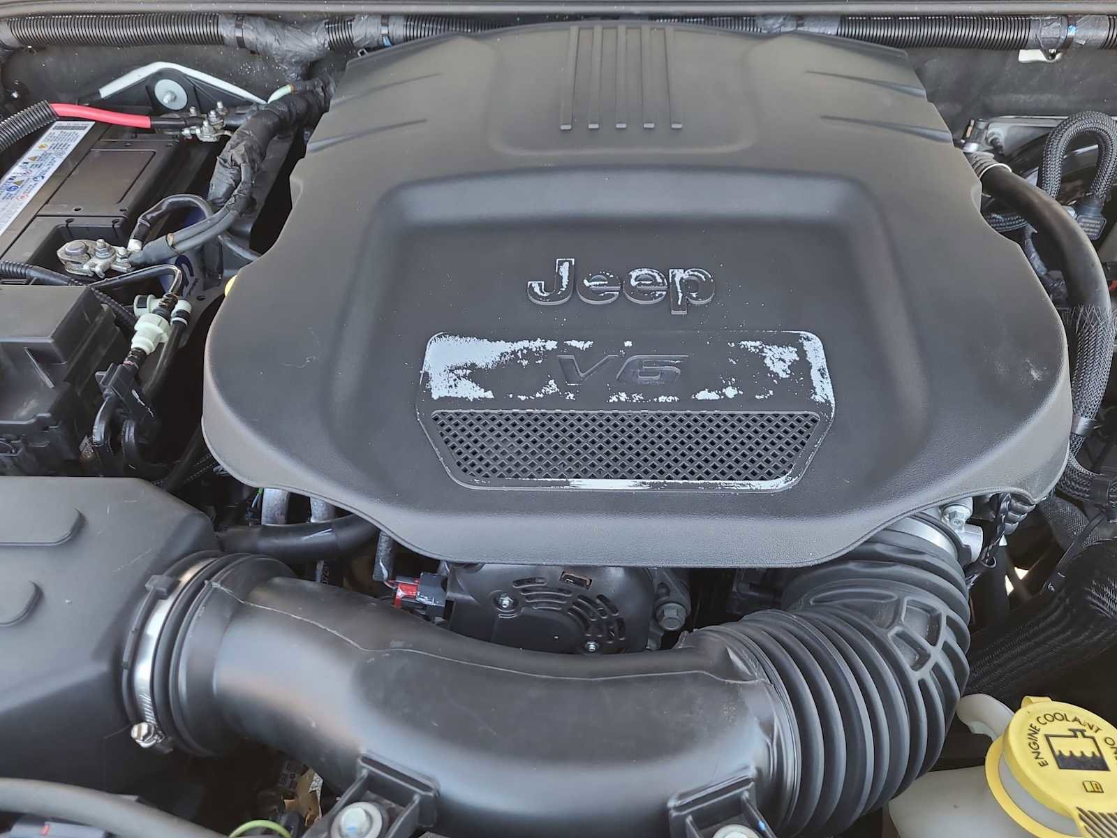 Used 2015 Jeep Wrangler Unlimited Rubicon w/ Connectivity Group AWD/4WD image 17