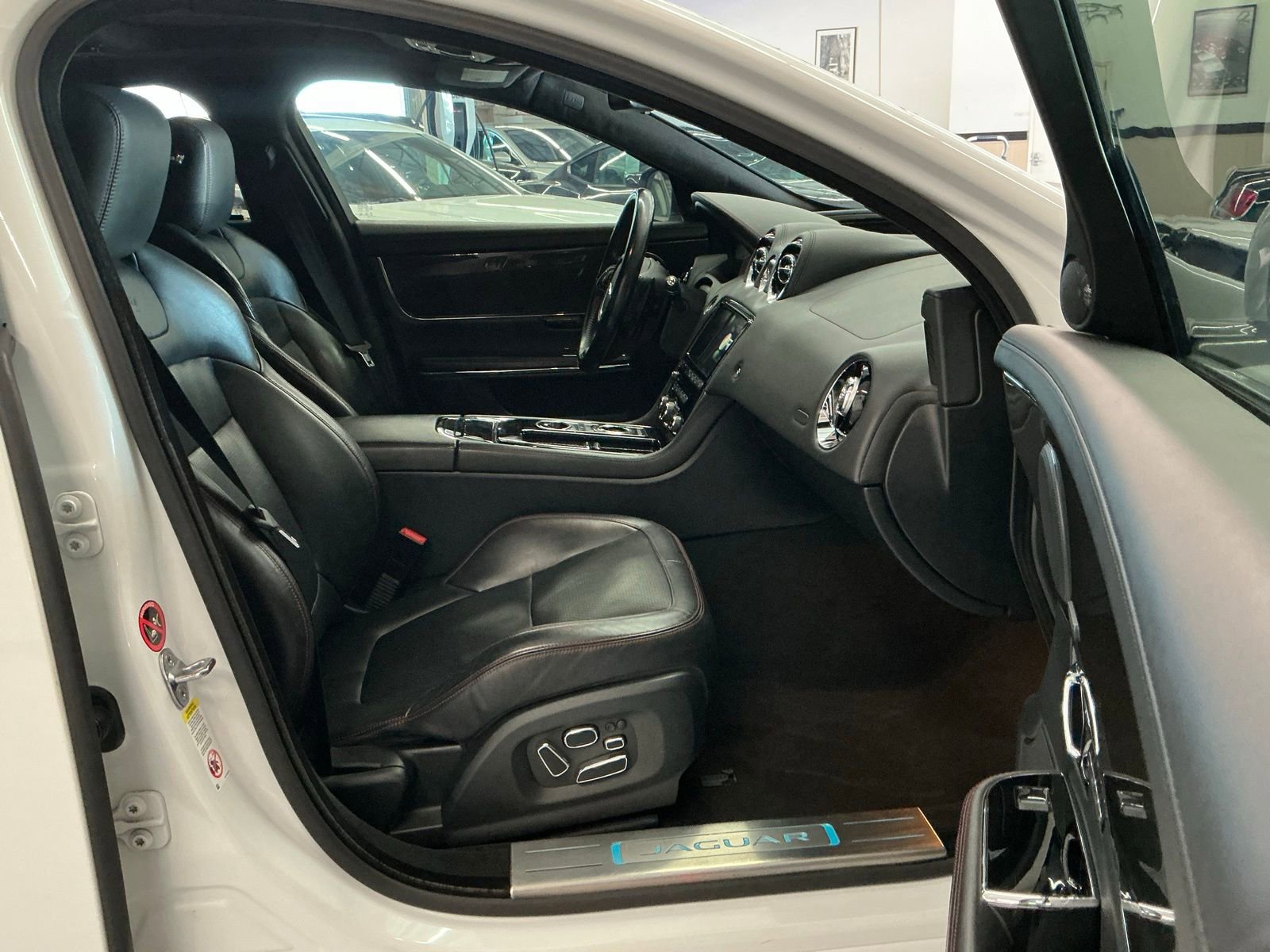 Used 2015 Jaguar XJ R LWB image 12