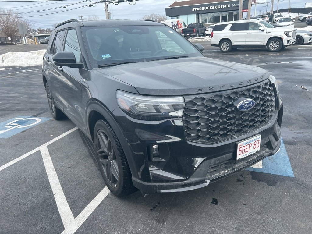 Used 2025 Ford Explorer ST-Line w/ ST-Line Street Pack image 2