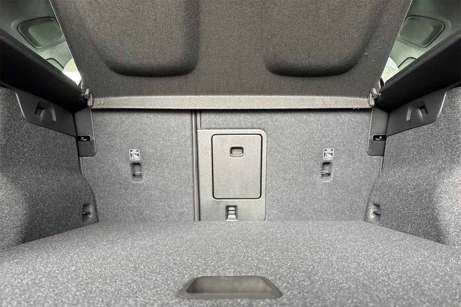 New 2025 Volvo XC40 B5 Core w/ Protection Package Premier image 14